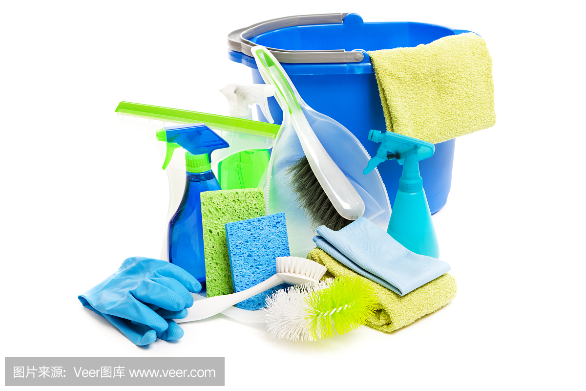 春季清洁设备和洗涤剂清洁产品在白色背景